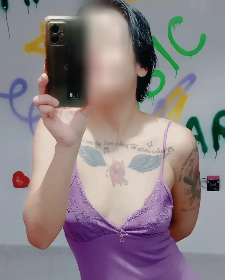 June, 21 años